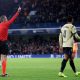 Imagen de archivo de un árbitro mostrando una tarjeta roja a un jugador. EFE/EPA/NEIL HALL