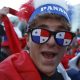 Un aficionado panameño celebra durante el banderazo este martes, antes del debut ante Ghana en un partido del grupo L del Mundial 2026, en Nathan Phillips Square en Toronto (Canadá). EFE/Bienvenido Velasco