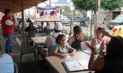 Personas observa en un televisor los sondeos a pie de urna durante la segunda vuelta de las elecciones presidenciales de Perú donde dan un empate técnico entre la derechista Keiko Fujimori y el izquierdista Roberto Sánchez este domingo, en San Borja, en Lima (Perú). EFE/ Paul Vallejos