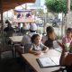 Personas observa en un televisor los sondeos a pie de urna durante la segunda vuelta de las elecciones presidenciales de Perú donde dan un empate técnico entre la derechista Keiko Fujimori y el izquierdista Roberto Sánchez este domingo, en San Borja, en Lima (Perú). EFE/ Paul Vallejos