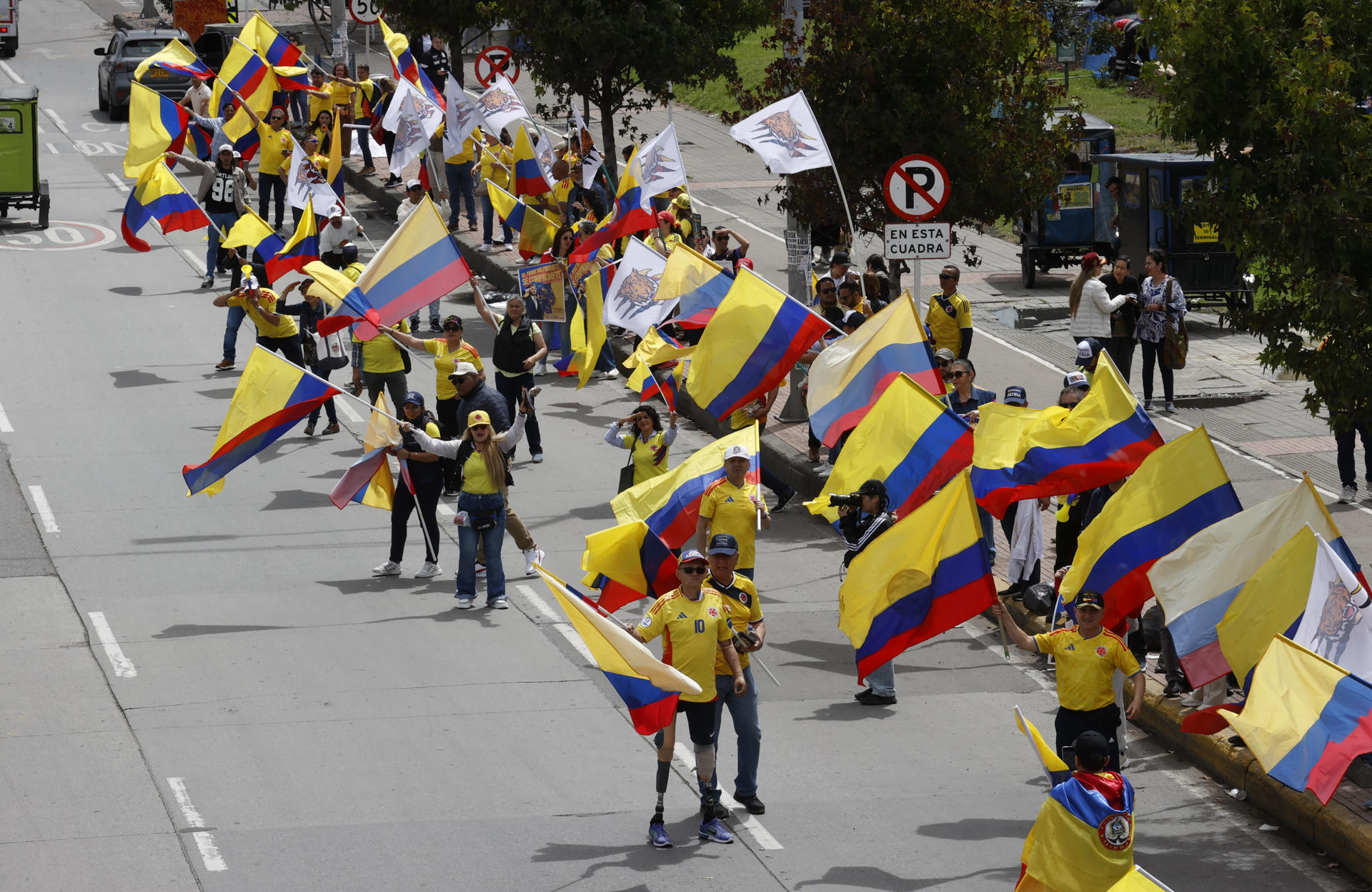 Simpatizantes del candidato a la Presidencia de Colombia por el partido Defensores de la Patria, Abelardo de la Espriella, participan en una concentración este sábado, en Bogotá (Colombia). EFE/ Mauricio Dueñas Castañeda