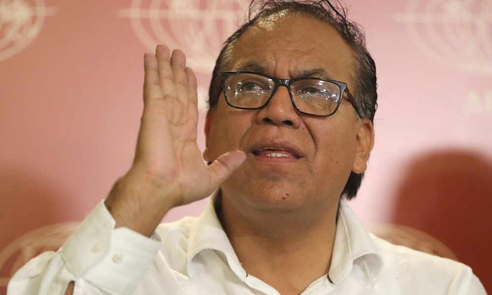 El candidato izquierdista a la presidencia de Perú, Roberto Sánchez, fue captado este 5 de mayo, durante una reunión con integrantes de la Asociación de Prensa Extranjera en el Perú (APEP), en Lima (Perú). EFE/Paolo Aguilar