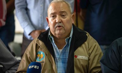 El secretario general del sindicato eléctrico en el estado Miranda, Alexis Rodríguez, habla en una rueda de prensa de trabajadores del sector eléctrico este jueves, en Caracas (Venezuela). EFE/ Ronald Peña
