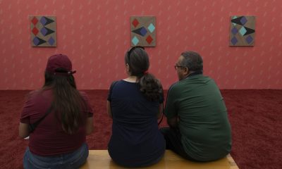 Personas recorren la muestra ‘El que la cambia la falla’ este sábado, en el Museo de Arte de Zapopan (Guadalajara, México), donde se exhiben los coloridos uniformes del exarquero mexicano Jorge Campos. EFE/ Francisco Guasco