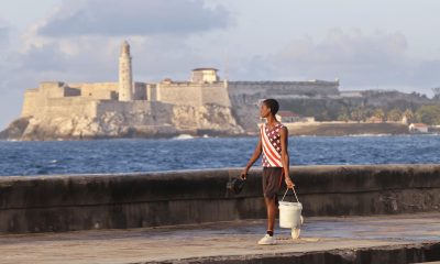 Una persona camina por una zona del Malecon en La Habana (Cuba). Imagen de archivo. EFE/ Ernesto Mastrascusa