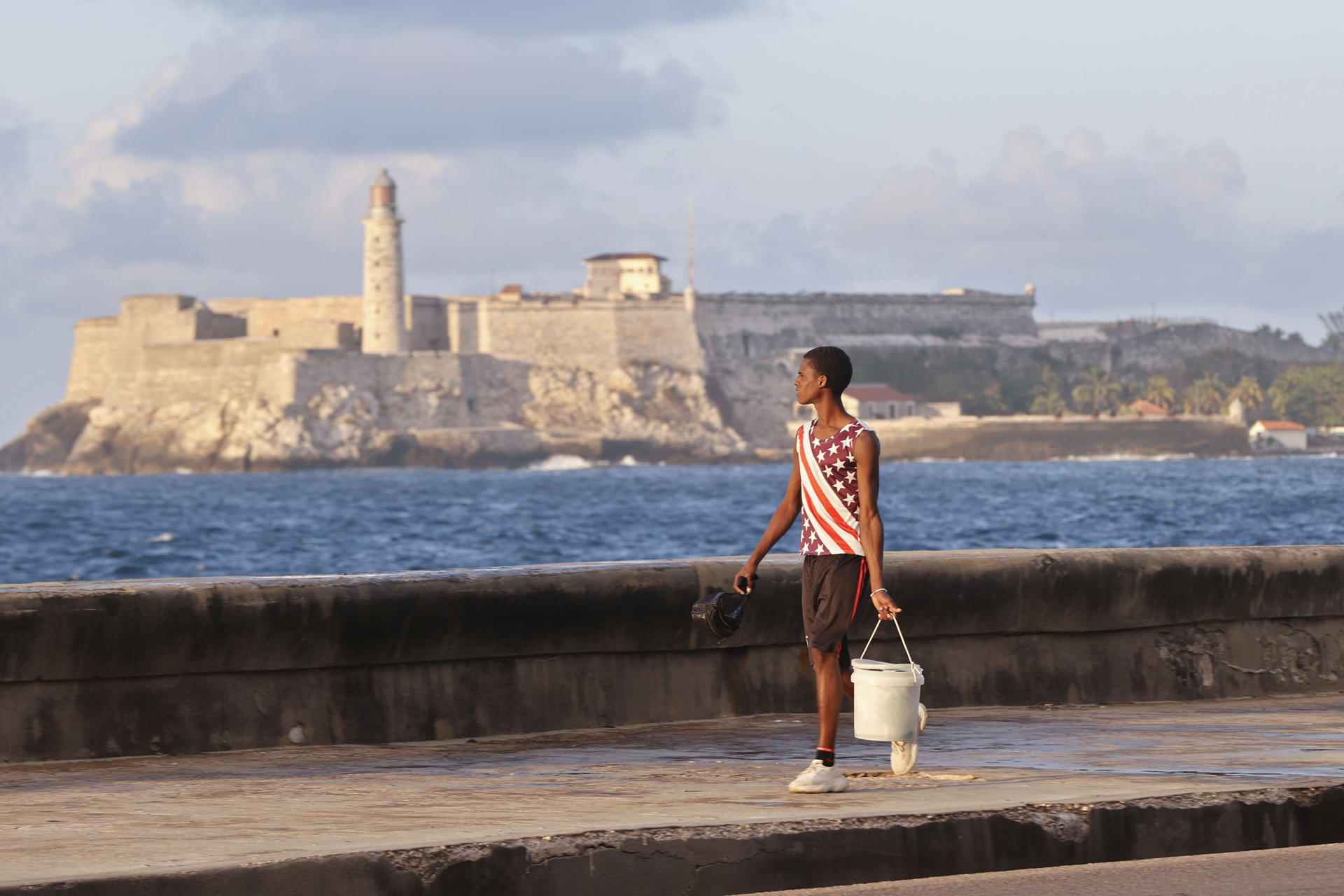 Una persona camina por una zona del Malecon en La Habana (Cuba). Imagen de archivo. EFE/ Ernesto Mastrascusa