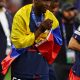El ecuatoriano Willian Pacho, del PSG, celebra la victoria en la final de la UEFA Champions League entre el Paris Saint-Germain y el Arsenal en Budapest, Hungría, el 30 de mayo de 2026. EFE/ANNA SZILAGYI