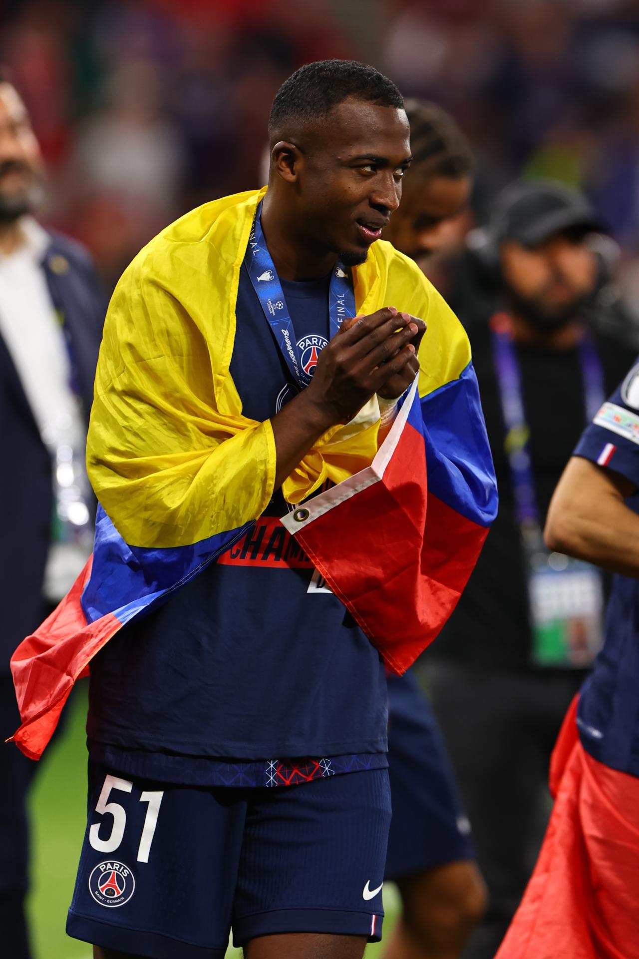 El ecuatoriano Willian Pacho, del PSG, celebra la victoria en la final de la UEFA Champions League entre el Paris Saint-Germain y el Arsenal en Budapest, Hungría, el 30 de mayo de 2026. EFE/ANNA SZILAGYI