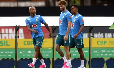 Fotografía de archivo del 29 de mayo de 20267 en la que se observa al jugador de la selección brasileña Wesley (i) junto a sus compañeros Léo Pereira y Alex Sandro al participar en un entrenamiento en la Granja Comary, en Teresópolis (Brasil). EFE/ Antonio Lacerda
