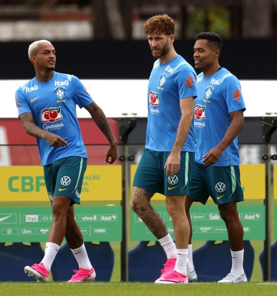 Fotografía de archivo del 29 de mayo de 20267 en la que se observa al jugador de la selección brasileña Wesley (i) junto a sus compañeros Léo Pereira y Alex Sandro al participar en un entrenamiento en la Granja Comary, en Teresópolis (Brasil). EFE/ Antonio Lacerda