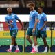 Fotografía de archivo del 29 de mayo de 20267 en la que se observa al jugador de la selección brasileña Wesley (i) junto a sus compañeros Léo Pereira y Alex Sandro al participar en un entrenamiento en la Granja Comary, en Teresópolis (Brasil). EFE/ Antonio Lacerda