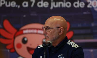 El seleccionador de España Luis de la Fuente habla durante una rueda de prensa. EFE/Alex Cruz
