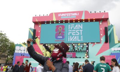 Una persona se toma una fotografía este martes, en el FanFest de Guadalajara (México). EFE/ Francisco Guasco