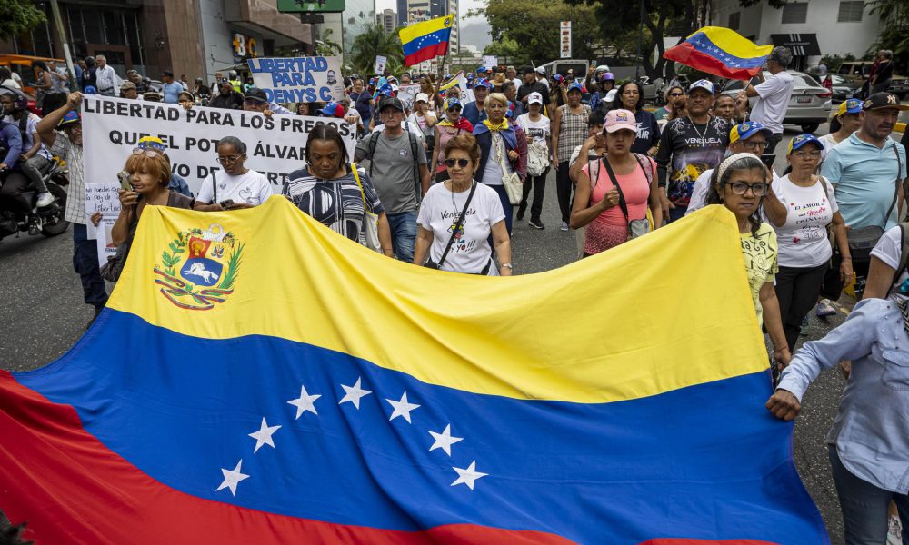 Decenas de ciudadanos fueron captados este 3 de junio, durante una protesta, frente a la Embajada de EE.UU. para exigir "¡Elecciones ya!", en Caracas (Venezuela). EFE/Miguel Gutiérrez