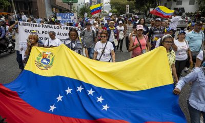 Decenas de ciudadanos fueron captados este 3 de junio, durante una protesta, frente a la Embajada de EE.UU. para exigir "¡Elecciones ya!", en Caracas (Venezuela). EFE/Miguel Gutiérrez