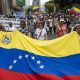 Decenas de ciudadanos fueron captados este 3 de junio, durante una protesta, frente a la Embajada de EE.UU. para exigir "¡Elecciones ya!", en Caracas (Venezuela). EFE/Miguel Gutiérrez