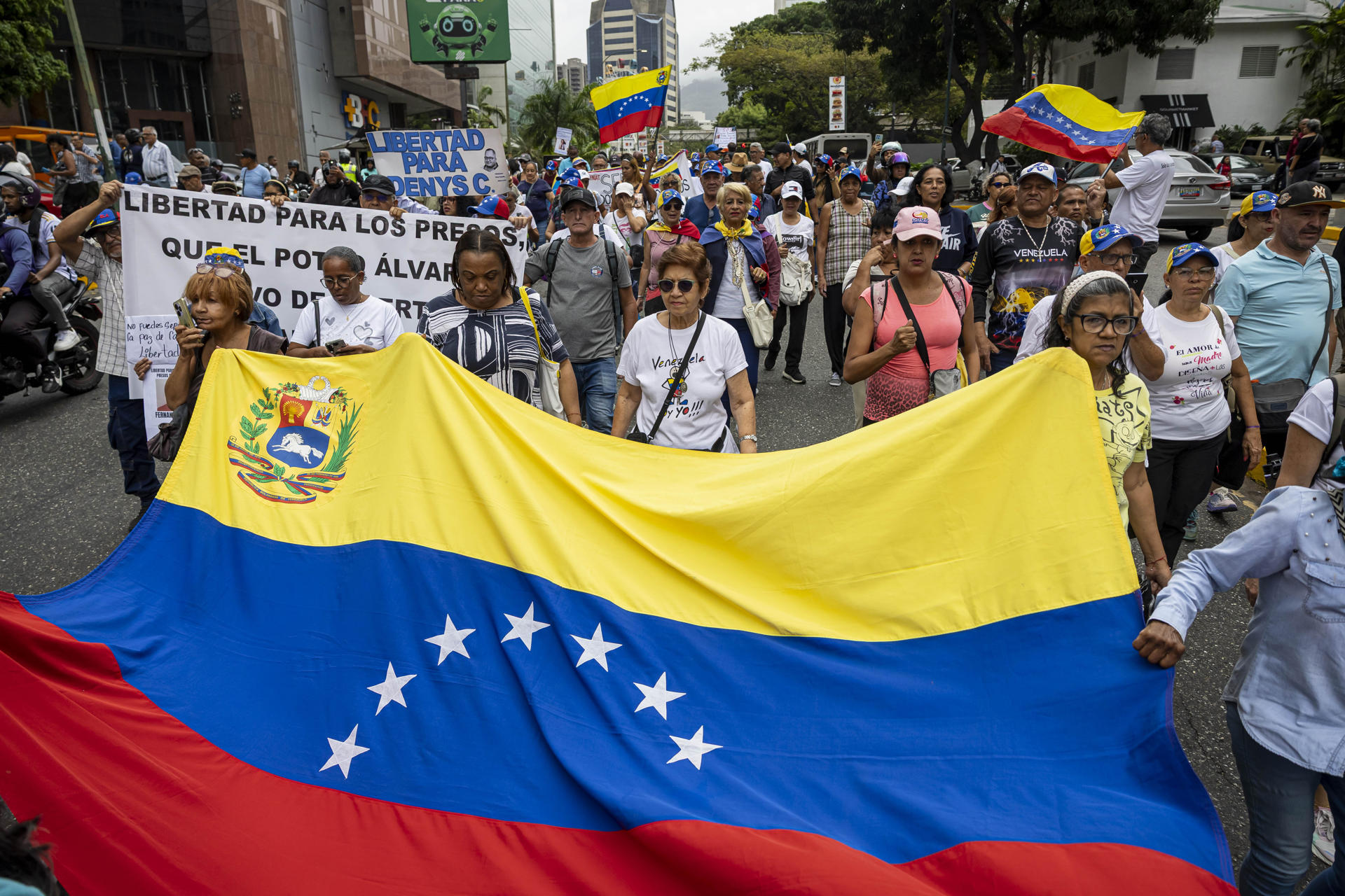 Decenas de ciudadanos fueron captados este 3 de junio, durante una protesta, frente a la Embajada de EE.UU. para exigir "¡Elecciones ya!", en Caracas (Venezuela). EFE/Miguel Gutiérrez