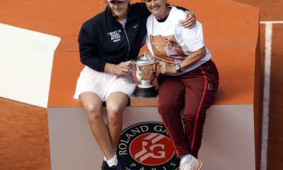 La entrenadora de Mirra Andreeva, la española Conchita Martínez, se mostró "orgullosa" de la victoria de la rusa en Roland Garros, aseguró que tiene un enrome potencial y dijo: "Cuando hace lo que le digo no tiene límites".. EFE/EPA/YOAN VALAT