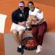 La entrenadora de Mirra Andreeva, la española Conchita Martínez, se mostró "orgullosa" de la victoria de la rusa en Roland Garros, aseguró que tiene un enrome potencial y dijo: "Cuando hace lo que le digo no tiene límites".. EFE/EPA/YOAN VALAT