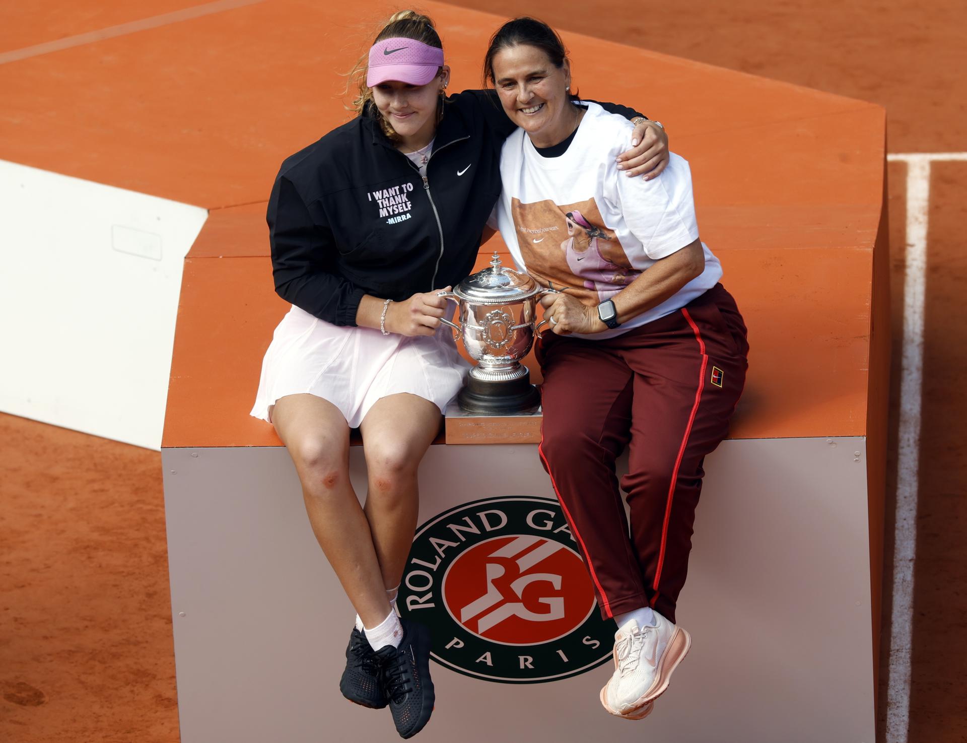 La entrenadora de Mirra Andreeva, la española Conchita Martínez, se mostró "orgullosa" de la victoria de la rusa en Roland Garros, aseguró que tiene un enrome potencial y dijo: "Cuando hace lo que le digo no tiene límites".. EFE/EPA/YOAN VALAT