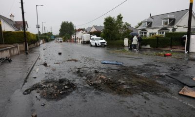 Escombros en la carretera tras una noche de disturbios violentos en Antrim Road, Newtownabbey, Irlanda del Norte, 11 de junio de 2026. EFE/EPA/ADAM VAUGHAN