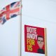 Una bandera del Reino Unido ondea cerca de un cartel del candidato laborista Andy Burnham en Wigan, Reino Unido, en una imagen del 15 de junio de 2026. La circunscripción inglesa de Makerfield celebra este jueves una elección parcial para elegir a su nuevo diputado, cita en la que Burnham concurre como candidato laborista a fin de entrar en el Parlamento y desafiar eventualmente el liderazgo de Keir Starmer. EFE/EPA/ADAM VAUGHAN