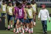 El técnico de Portugal, Roberto Martinez (d), habla con Cristiano Ronaldo durante un entrenamiento en Palm Beach. EFE/EPA/MIGUEL A. LOPES

