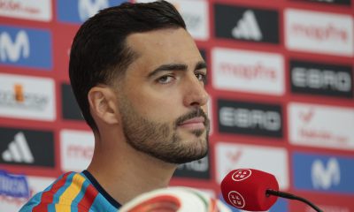 El centrocampista español Mikel Merino ofrece una rueda de prensa después del entrenamiento de la selección. EFE/ Lavandeira Jr