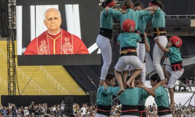Personas construyen una torre humana catalana mientras el Papa León XIV, visto en una pantalla, llega para asistir a una vigilia de oración en el Estadio Olímpico Lluís Companys en Barcelona, España, 09 de junio de 2026. El Papa León XIV visita España del 06 al 12 de junio de 2026, con paradas en Madrid, Barcelona y las Islas Canarias. (Papa, España) EFE/EPA/CIRO FUSCO