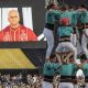 Personas construyen una torre humana catalana mientras el Papa León XIV, visto en una pantalla, llega para asistir a una vigilia de oración en el Estadio Olímpico Lluís Companys en Barcelona, España, 09 de junio de 2026. El Papa León XIV visita España del 06 al 12 de junio de 2026, con paradas en Madrid, Barcelona y las Islas Canarias. (Papa, España) EFE/EPA/CIRO FUSCO