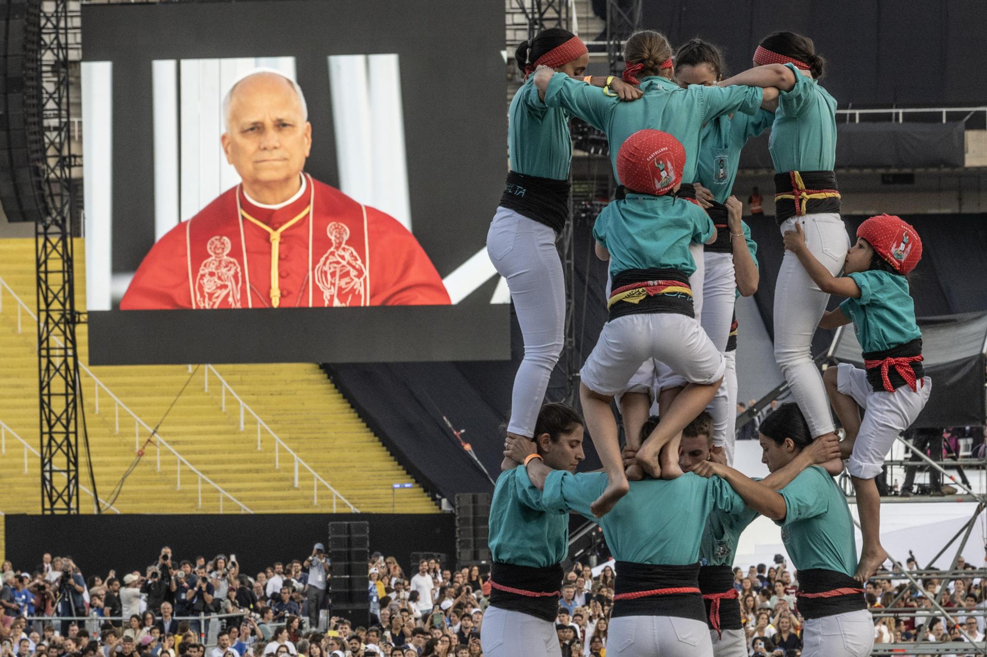Personas construyen una torre humana catalana mientras el Papa León XIV, visto en una pantalla, llega para asistir a una vigilia de oración en el Estadio Olímpico Lluís Companys en Barcelona, España, 09 de junio de 2026. El Papa León XIV visita España del 06 al 12 de junio de 2026, con paradas en Madrid, Barcelona y las Islas Canarias. (Papa, España) EFE/EPA/CIRO FUSCO