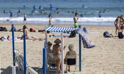 Vista de la playa de La Zurriola de San Sebastián este jueves. EFE/Javier Etxezarreta