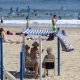 Vista de la playa de La Zurriola de San Sebastián este jueves. EFE/Javier Etxezarreta
