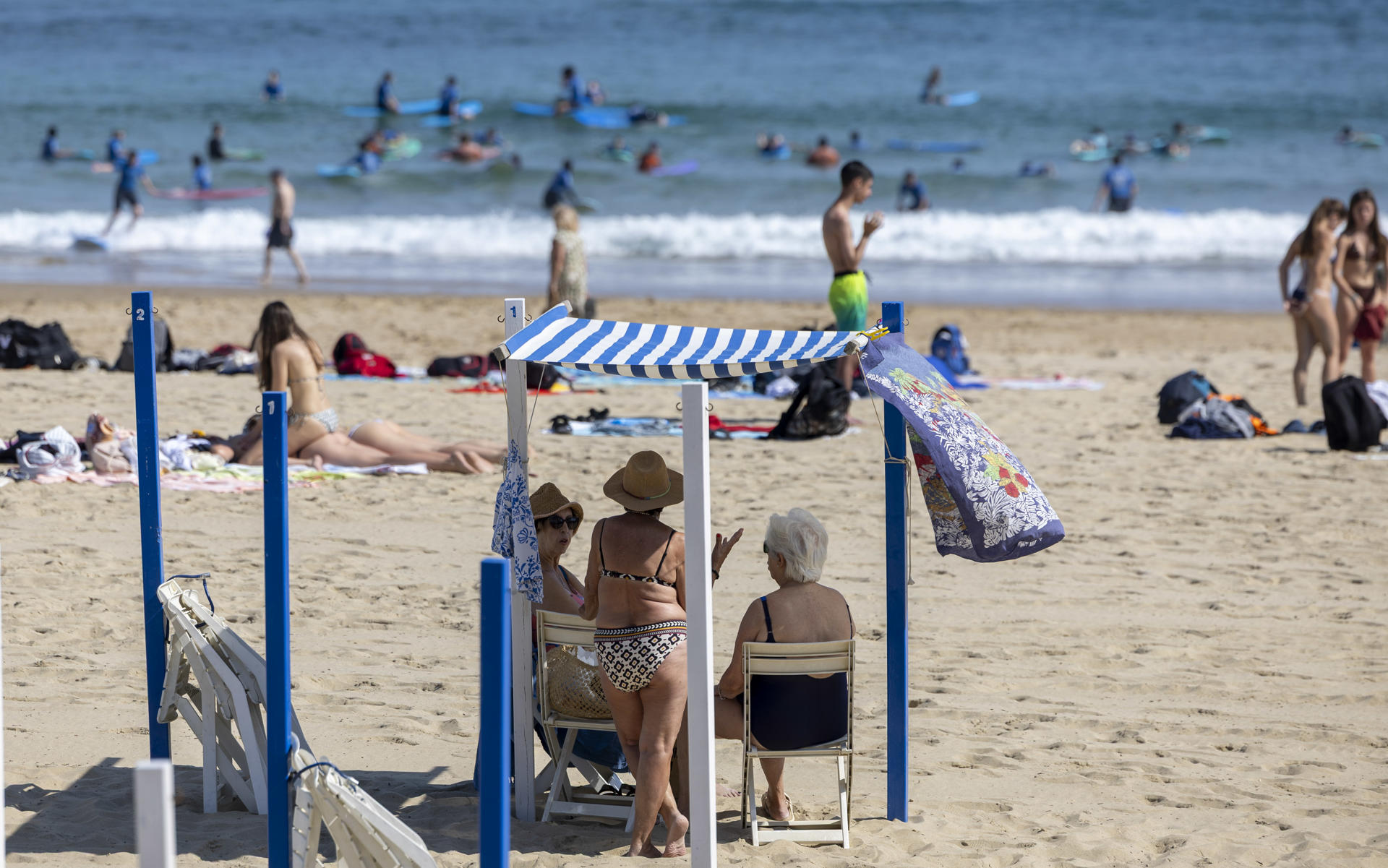 Vista de la playa de La Zurriola de San Sebastián este jueves. EFE/Javier Etxezarreta