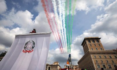 La Patrulla Acrobática del Ejército del Aire italiano Frecce Tricolori sobrevuela el Altar de la Patria durante las celebraciones por el 80 aniversario del Día de la República (Festa della Repubblica) en los Foros Imperiales de Roma, este martes 2 de junio de 2026. EFE/EPA/MASSIMO PERCOSSI