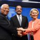 (De izda. a dcha.) El presidente del Consejo Europeo, Antonio Costa, el presidente de Chipre, Nikos Christodoulides, y la presidenta de la Comisión Europea, Ursula von der Leyen, en una rueda de prensa al término de la cumbre del Consejo Europeo en Bruselas, Bélgica, 19 de junio de 2026.EFE/EPA/OLIVIER HOSLET