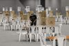 Una persona prepara un puesto de votación este sábado, en el recinto ferial de Corferias en Bogotá (Colombia). EFE/ Carlos Ortega
