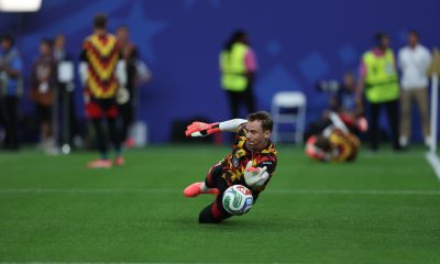 El portero de la selección de AlemanIa Manuel Neuer, calienta antes del partido del grupo C del Mundial 2026. EFE/ Carlos Ramírez