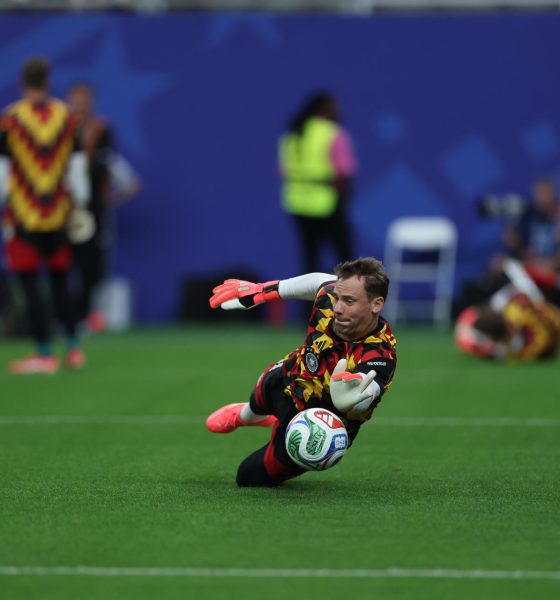 El portero de la selección de AlemanIa Manuel Neuer, calienta antes del partido del grupo C del Mundial 2026. EFE/ Carlos Ramírez