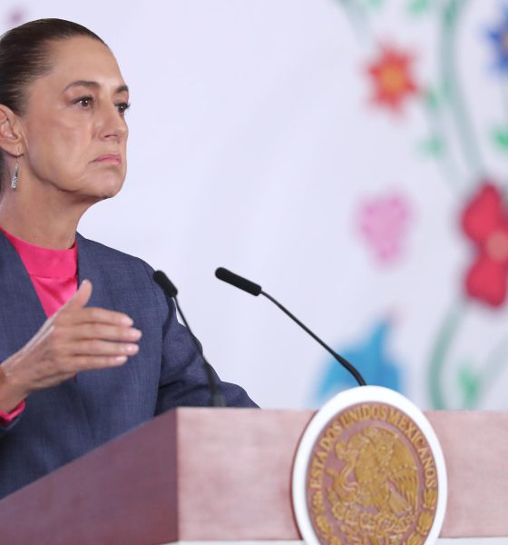 La presidenta de México, Claudia Sheinbaum, habla en una rueda de prensa este lunes en Palacio Nacional de la Ciudad de México (México). EFE/Mario Guzmán