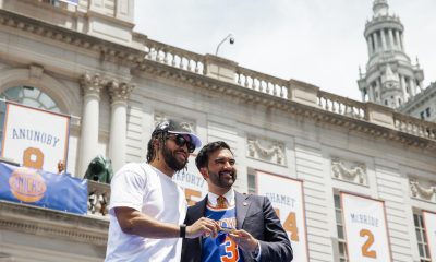 El alcalde de Nueva York, Zohran Mamdani (d), entrega las llaves simbólicas de la ciudad a Jalen Brunson durante la ceremonia de celebración del título de los Knicks 2026 en el Ayuntamiento de Nueva York, Nueva York (EE.UU.). EFE/OLGA FEDOROVA