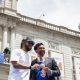 El alcalde de Nueva York, Zohran Mamdani (d), entrega las llaves simbólicas de la ciudad a Jalen Brunson durante la ceremonia de celebración del título de los Knicks 2026 en el Ayuntamiento de Nueva York, Nueva York (EE.UU.). EFE/OLGA FEDOROVA