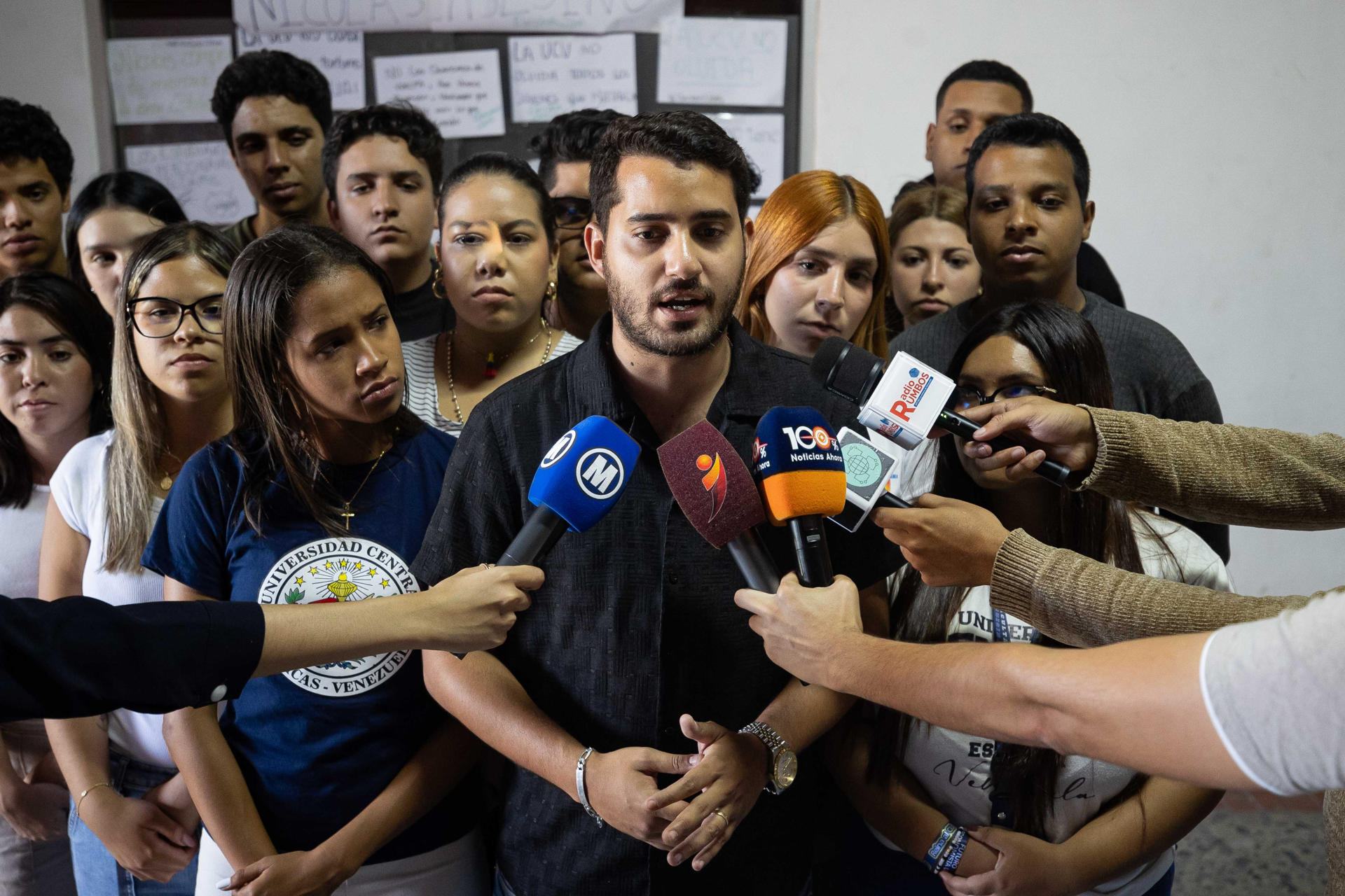 El consejero universitario Octavio González habla durante un protesta contra una conferencia sobre el presidente depuesto Nicolás Maduro este lunes, en la Universidad Central de Venezuela en Caracas (Venezuela). EFE/ Ronald Peña