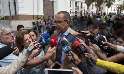 Fotografía de archivo, tomada en mayo de 2019, en la que se captó al entonces diputado venezolano Richard Blanco (c), al atender a la prensa, en Caracas (Venezuela). EFE/Rayner Peña