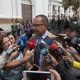 Fotografía de archivo, tomada en mayo de 2019, en la que se captó al entonces diputado venezolano Richard Blanco (c), al atender a la prensa, en Caracas (Venezuela). EFE/Rayner Peña