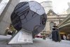 AME775. NUEVA YORK (ESTADOS UNIDOS), 11/06/2026.- Fotografía que muestra la escultura de un balón del artista Mario Ayala llamada "Hygiene" que se expone para dar la bienvenida al Mundial de la FIFA 2026 junto a otros artistas este jueves, en lugares populares de Nueva York y Nueva Jersey (Estados Unidos). EFE/Ángel Colmenares
