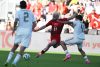 Jon Aramburu (d), de Venezuela, disputa el balón con Baris Yilmaz (c), de Turquía, este sábado en un partido amistoso previo al Mundial de la FIFA 2026. EFE/ Giorgio Viera

