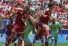 Ró-Ró (i), de Catar, disputa el balón con Nico Elvedi (c), de Suiza, en el partido del grupo B del Mundial de 2026 en el estadio Levi's en Santa Clara (Estados Unidos). EFE/Miguel Gutiérrez