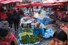 Personas recorren un mercado popular este miércoles, en La Paz (Bolivia). EFE/Luis Gandarillas
