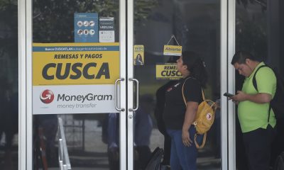 Un grupo de personas fue captado este 15 de junio al hacer fila para ingresar a una agencia de giros de remesas, en San Salvador (El Salvador). EFE/Rodrigo Sura